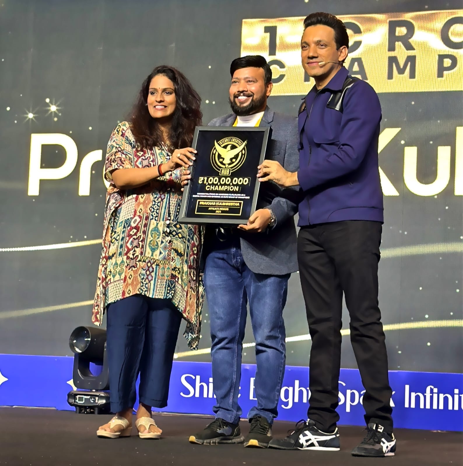 Prakhar Kulshrestha receiving the ₹1 Crore Champion Award at Affiliate Indians 2025